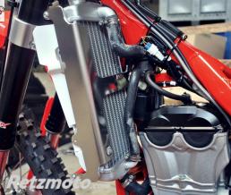 AXP RACING Protection de radiateur AXP alu rouge Beta RR350