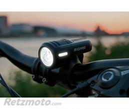 ECLAIRAGE VELO USB AV SUR CINTRE SIGMA AURA 45 LUX (AUTONOMIE 6H MODE STANDARD ET 21H MODE ECO) NOIR - HOMOLOGUE - ADAPTE L'ECLAIRAGE EN FONCTION DE LA LUMINOSITE