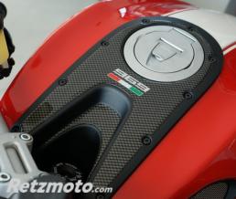 ONE DESIGN Prot�ge T de fourche Carbone Ducati MONSTER 696 de 2008-2014 Format : 263,8X138,1mm.